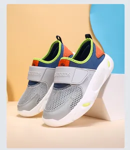 Detail von atmungsaktiven Mesh-Kindersneakern mit bunten Akzenten und Klettverschluss.