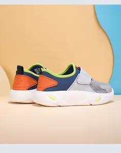 Detailansicht der atmungsaktiven Mesh-Kindersneaker mit buntem Patchwork und Klettverschluss