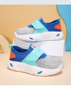 Detailansicht der atmungsaktiven Mesh-Kindersneaker mit mintgrünen Klettverschlüssen