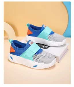 Detailansicht der atmungsaktiven Mesh-Kindersneaker in Blau, Türkis und Orange Farben