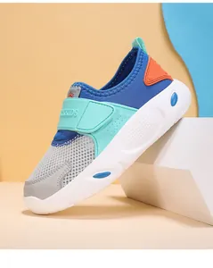 Detailansicht der atmungsaktiven Mesh-Sneaker für Kinder in lebendigem mehrfarbigem Design