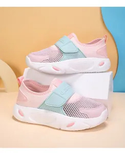 Detailansicht von rosa und mintgrünen atmungsaktiven Mesh-Kinderschuhen für Sommer