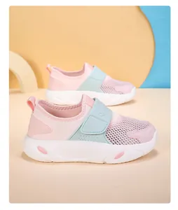 Leichte rosa und blaue Mesh-Sneaker für Kinder mit sicherem verstellbarem Klettverschluss