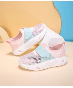 Nahaufnahme von atmungsaktiven Mesh-Kindersneakern in Pink und Blau mit Klettverschluss
