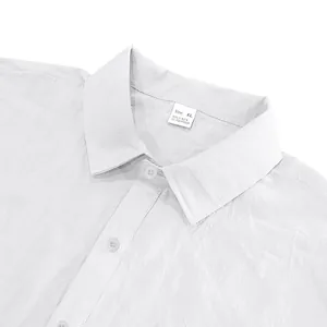 Primer plano del cuello de una camisa de lino blanca de manga corta para hombre