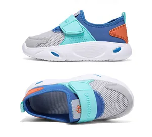 Detaillierte Seiten- und Draufsicht auf atmungsaktive Mesh-Kindersportschuhe in Blau und Türkis.