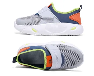 Detailansicht atmungsaktiver Kinder-Sneaker mit Klettverschluss in Blau und Orange.