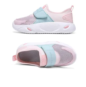 Detaillierte Seiten- und Draufsicht auf rosa-mintgrüne, atmungsaktive Mesh-Kinderschuhe