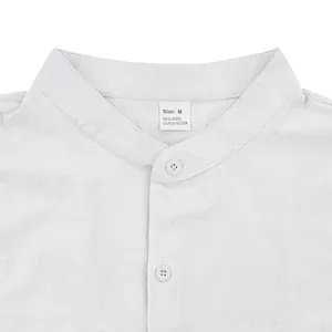 Detalle del cuello mao de lino blanco para hombre que muestra textura y botones.