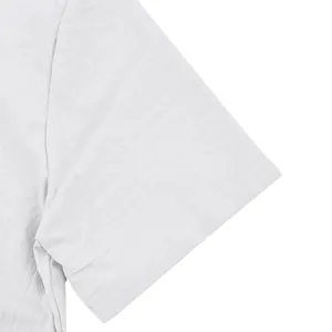 Detalle de la manga de una camisa blanca de lino que muestra la textura transpirable.