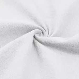 Vista macro que muestra la textura de la tela de lino blanco transpirable de camisa casual