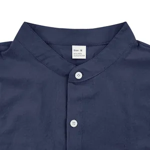 Primer plano detallado de una camisa de lino azul marino con cuello mao y etiqueta