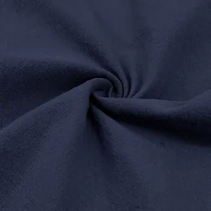 Primer plano de la textura de tela de lino azul marino transpirable para camisa de hombre