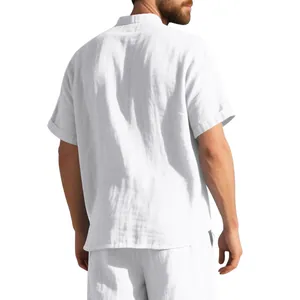 Vista trasera de una camisa de lino blanca para hombre de manga corta con cuello mandarín