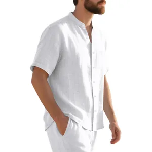 Vista lateral de camisa de lino blanco de manga corta con cuello mandarín