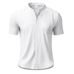 Vista detallada frontal de camisa de lino blanco con cuello mao y bolsillo de pecho