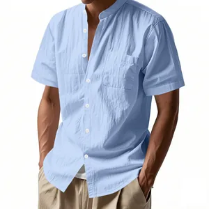 Vista de detalle de camisa de lino azul claro para hombre con cuello mao y bolsillo