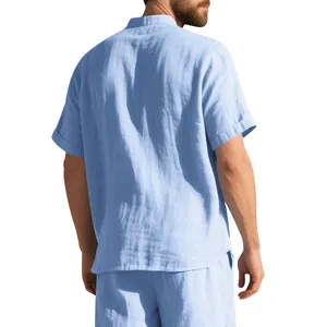 Camisa de lino azul claro para hombre con manga corta, vista trasera, estilo casual.