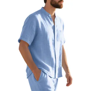 Detalle de camisa de lino azul claro para hombre con manga corta y cuello mao