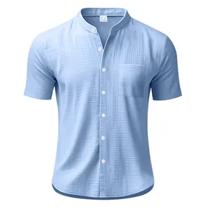 Vista detallada de camisa de lino azul claro de manga corta con cuello mao y bolsillo frontal