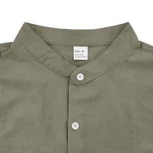 Detalle de una camisa de lino verde oliva para hombre con cuello mao y textura