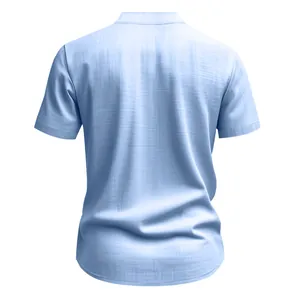 Vista trasera de una camisa de lino de manga corta azul claro para hombre con textura