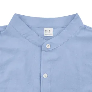 Detalle del cuello de camisa de lino azul claro con cuello mao y calidad de tela en macro.