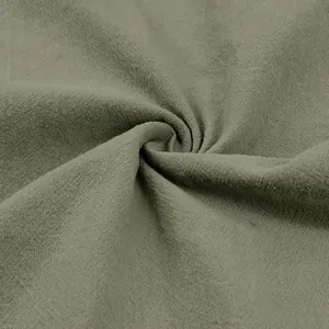 Detalle macro de la textura de tela de lino verde oliva transpirable para camisa hombre