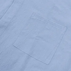Primer plano del bolsillo de una camisa de lino azul claro para hombre