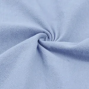 Detalle macro de la textura de la tela de lino azul claro transpirable para camisas de hombre