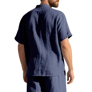 Vista trasera de una camisa de lino azul marino holgada de manga corta para hombre