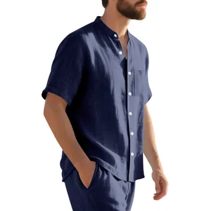 Vista lateral de conjunto de camisa de lino azul marino para hombre con cuello mao.