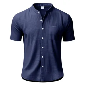 Vista de detalle de una camisa de lino de manga corta azul marino con cuello mandarín