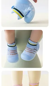 Vue détaillée de chaussures de marche bleues respirantes pour bébé à semelles souples