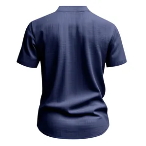 Vista posterior detallada de la camisa informal de lino azul marino de manga corta
