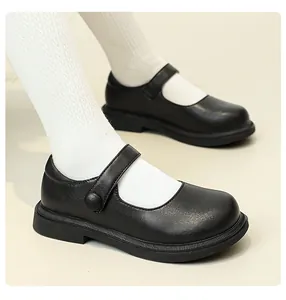 Hochwertige schwarze Mary Jane Lederschuhe für Mädchen mit weißen Zopfstrumpfhosen