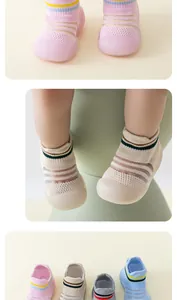 Vue détaillée de chaussures de marche pour bébé en maille respirante avec semelles souples