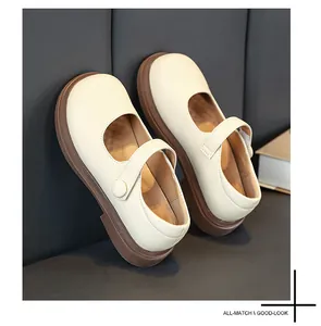 Seitenansicht cremefarbener Mary Jane Lederschuhe für Mädchen mit brauner Gummisohle.