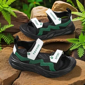 Sandali sportivi per bambini verde e nero con cinturini in velcro regolabili.