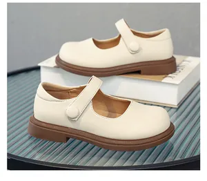 Detailansicht von Mary Jane Mädchenschuhen aus echtem Leder in Cremeweiß mit brauner Sohle