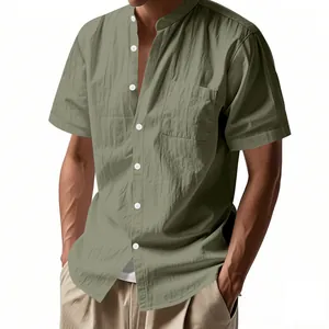 Detalle de camisa de lino de manga corta para hombre con cuello levantado y bolsillo