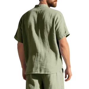 Vista trasera detallada de la camisa informal de manga corta de lino verde salvia para hombre