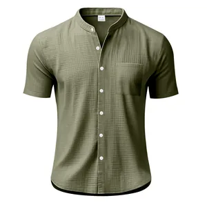 Detalle de una camisa de lino verde oliva de manga corta con cuello mao para hombre