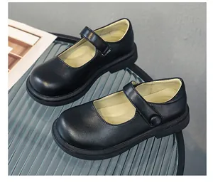 Nahaufnahme klassischer schwarzer Mary Jane Lederschuhe für Mädchen mit rutschfester Sohle
