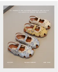 Auswahl an geschlossenen Sandalen für Mädchen mit Schleifen und Spitzen in verschiedenen Farben