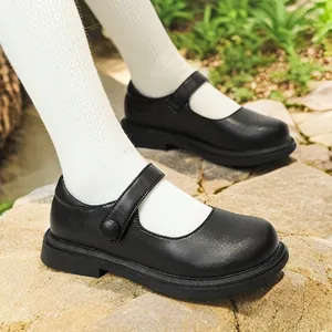 Elegante schwarze Mädchen-Mary-Janes aus echtem Leder in schöner Gartenumgebung