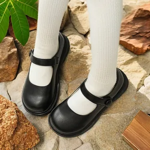 Klassische schwarze Leder-Mary-Jane-Schuhe für Mädchen mit rutschfester Sohle draußen