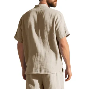 Vista trasera de camisa de lino beige para hombre con manga corta y textura fresca