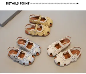 Detailansicht von Sommermädchensandalen mit eleganten Schleifen und zarter Spitzenverzierung.