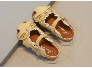 Detailansicht gelber Mädchen-Prinzessin-Sandalen mit Schleife und Spitzenbesatz